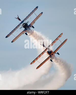 Il Aerosuperbatics Wingwalkers effettuando al 2019 Southport Air Show, Merseyside, Regno Unito Foto Stock