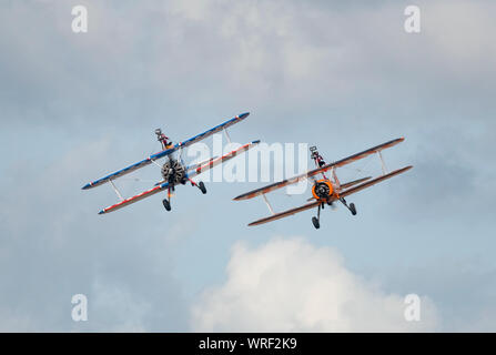 Il Aerosuperbatics Wingwalkers effettuando al 2019 Southport Air Show, Merseyside, Regno Unito Foto Stock