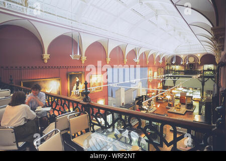 Brighton Museum & Art Gallery, East Sussex, Inghilterra, Regno Unito. Circa ottanta Foto Stock