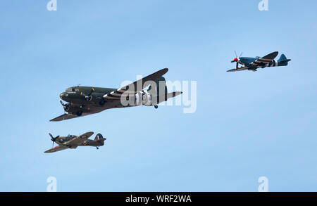 Flypast dalla Battaglia di Bretagna Memorial volo comprendente un uragano, Dakota e Spitfire al 2019 Southport Air Show, Merseyside, Regno Unito Foto Stock