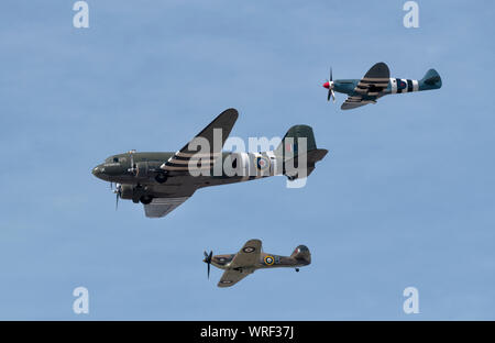 Flypast dalla Battaglia di Bretagna Memorial volo comprendente un uragano, Dakota e Spitfire al 2019 Southport Air Show, Merseyside, Regno Unito Foto Stock