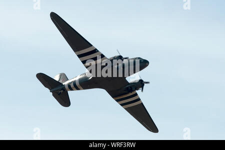 Una guerra mondiale 2 Dakota facente parte del Battle of Britain Memorial Flight, volare al 2019 Southport Air Show Foto Stock