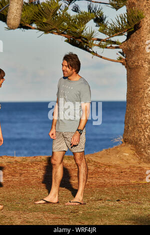 Attore Rohan Nichol che gioca Ben Astoni le riprese di una scena esterna di casa e fuori programma televisivo a Palm Beach, Nuovo Galles del Sud, Australia Foto Stock