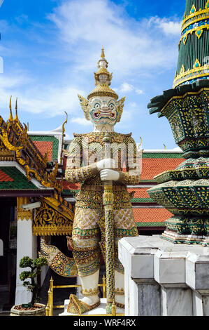 Statua demon Yaksha custodire presso il Wat Phra Kaew Palace, il Tempio del Buddha di Smeraldo. Bangkok, Thailandia Foto Stock