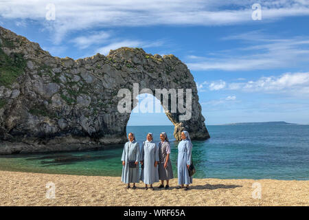 Le monache sulla spiaggia di Durdle porta, nelle vicinanze Lulworth Cove nel Dorset Foto Stock