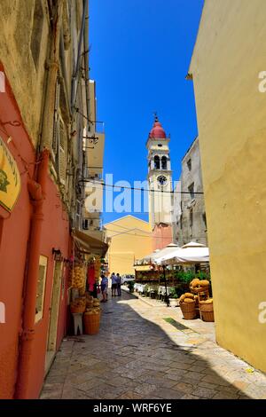 San Spiridione Chiesa,Street scene,Corfu Old Town,Kerkyra,Kerkira,Grecia,Ionio Foto Stock