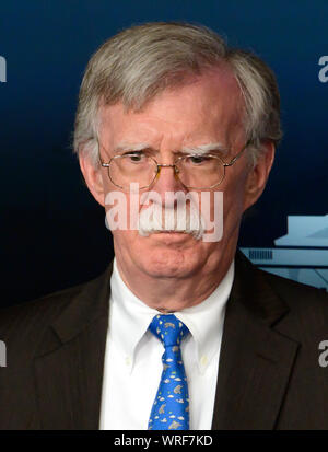 ***FILE FOTO*** Donald Trump incendi National Security Advisor John Bolton***. National Security Advisor John R. Bolton conduce un briefing in Brady Press Briefing Room della Casa Bianca di Washington, DC il lunedì, 28 gennaio 2019. Bolton e ministro del Tesoro americano Steven T. Mnunchin ha annunciato che l' amministrazione ha imposto sanzioni sulla Petroleos de Venezuela S.A., la società petrolifera statale del Venezuela, un movimento mirato ad aumentare la pressione sul presidente Nicolas Maduro a cedere il potere di Juan Guaido. Credito: Ron Sachs / CNP /MediaPunch Foto Stock