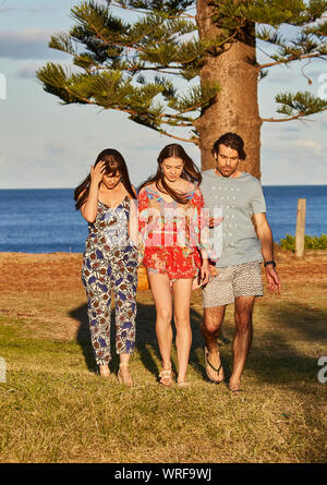 Attori Rohan Nichol, Anna Cocquered e Kesti Morassi le riprese di una scena esterna di Home & Away serie televisiva a Palm Beach, NSW, Australia Foto Stock