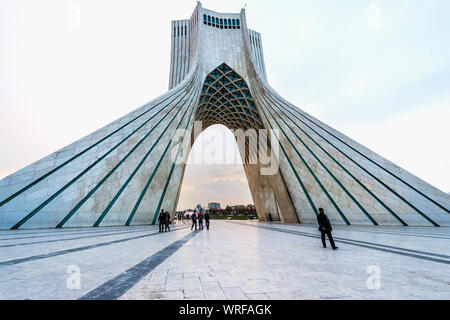 Torre Azadi o Borj-e Azadi tower o il Monumento alla Libertà precedentemente noto come Torre di Shahyad e complesso culturale al tramonto, Teheran Repubblica Islamica dell Iran Foto Stock