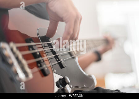 Un uomo gioca una chitarra basso Foto Stock