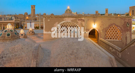 Sultan Amir Ahmad Bathhouse, cupole al tramonto, Kashan, Provincia di Isfahan, Repubblica Islamica di Iran Foto Stock