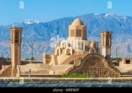 Antico Bagno tradizionale tetto e torre eolica visto da Sultan Amir Ahmad Bathhouse, Kashan, Provincia di Isfahan, Repubblica Islamica di Iran Foto Stock