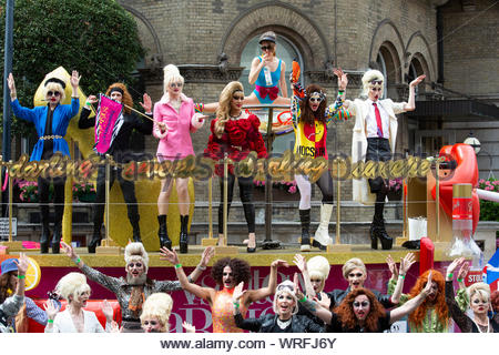 Membri del favoloso cast ha preso parte nel 2016 Londra Pride festival Foto Stock