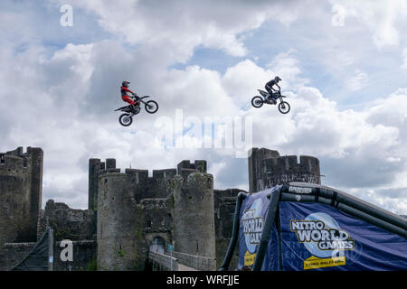 Caerphilly, Wales, Regno Unito. 10 settembre 2019. Tre Freestyle Motor Cross (FMX) stelle eseguire il mai visto prima "sincronizzato backflip doppio treno" di fronte altrettanto spettacolare Castello di Caerphilly. Stunt esecutori Jackson Strong, Josh Sheehan e Luc Ackerman, sono tra le più celebri FMX stelle in tutto il mondo. Il display promuove il prossimo 2020 Nitro World Games per essere messa in scena nel Principato Stadium di Cardiff. Credito: Signor Standfast/Alamy Live News Foto Stock