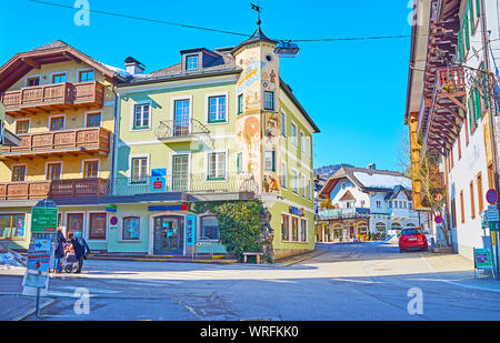 ST Gilgen, Austria - 23 febbraio 2019: Classica villaggio alpino, che conserva palazzi medievali con torri, ville, coperto con decorazioni dipinte di un Foto Stock