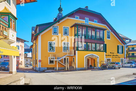 ST Gilgen, Austria - 23 febbraio 2019: esterno dell edificio storico dell'albergo, situato in Kirchenplatz e decorate con dettagli in legno, su FEB. Foto Stock