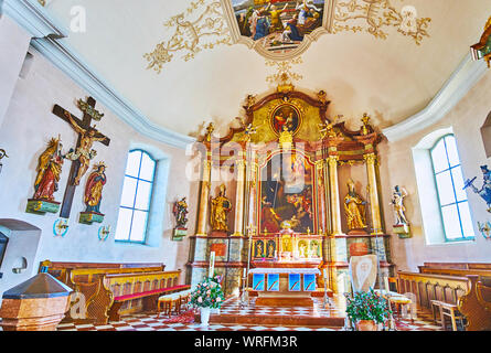 ST Gilgen, Austria - 23 febbraio 2019: scenic altare di San Egidius chiesa parrocchiale con intagli, dorate, stampaggio, dipinti, sculture di santi Foto Stock