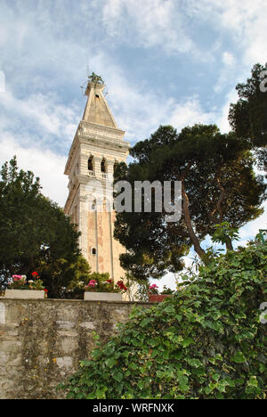 Il campanile della chiesa di Santa Eufemia, Rovigno Croazia. Preso dal giardino. Foto Stock