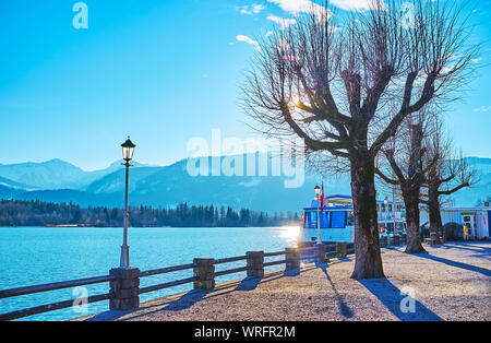 L'inverno pieno di sole argine del lago Wolfgangsee con vista sul parco e vintage lampioni, St Wolfgang, Salzkammergut, Austria Foto Stock