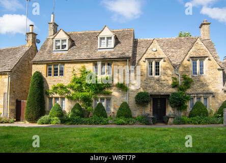 Fila di case in Lower Slaughter in Cotswolds, England, Regno Unito Foto Stock