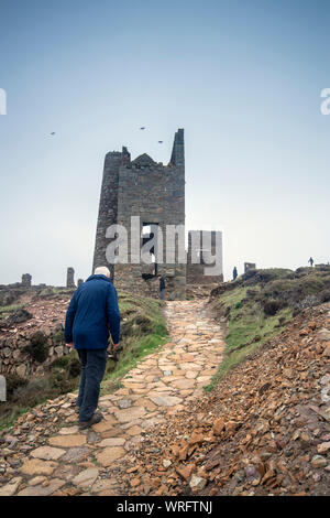 I turisti ad esplorare i resti di Wheal Coates miniera di stagno sulla North Cornwall costa vicino a Sant Agnese, England, Regno Unito Foto Stock