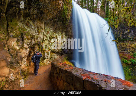 Silverton, Oregon, Stati Uniti d'America - 29 dicembre 2012: Un fotografo cattura immagini a nord le Cascate Inferiori a Silver Falls State Park in Oregon. Foto Stock