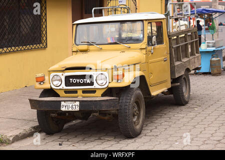 BANOS, ECUADOR - 22 febbraio 2014: un vecchio Toyota Land Crusier pick-up truck parcheggiato sulla strada Dr. Enrique Freire Guevara vicino al ponte Foto Stock