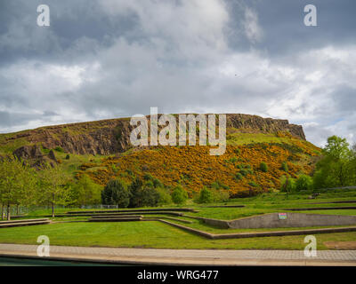 Splendida vista su Arthur' Seat ad Edimburgo, Scozia, Regno Unito da Holyrood su una luminosa giornata di sole. Foto Stock