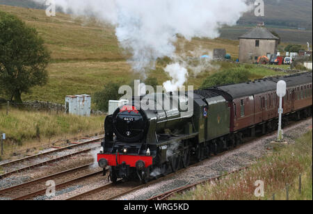 Royal Scot classe locomotiva a vapore Scots Guardsman vicino Blea Moor casella segnale a stabilirsi a Carlisle linea ferroviaria con la Dalesman il 10 settembre 2019. Foto Stock