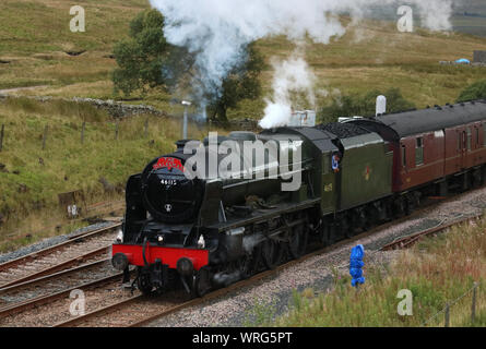 Royal Scot classe locomotiva a vapore Scots Guardsman vicino Blea Moor casella segnale a stabilirsi a Carlisle linea ferroviaria con la Dalesman il 10 settembre 2019. Foto Stock