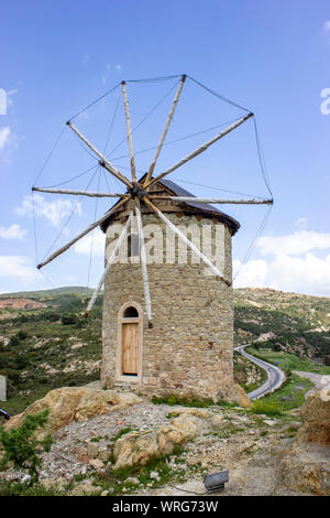 Vecchio mulino a vento di mattoni contro un cielo blu Foto Stock