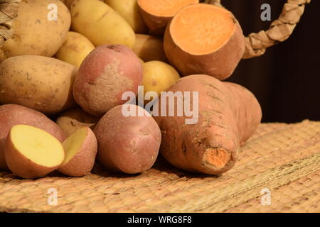 Ensemble di patate diverse in un cestello Foto Stock