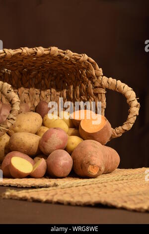 Ensemble di patate diverse in un cestello Foto Stock