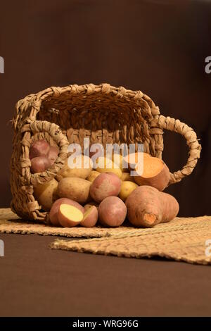 Ensemble di patate diverse in un cestello Foto Stock