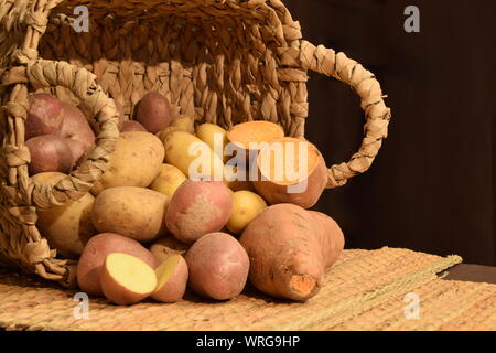 Ensemble di patate diverse in un cestello Foto Stock