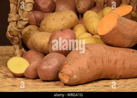 Ensemble di patate diverse in un cestello Foto Stock
