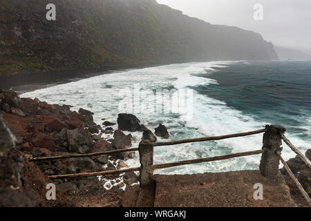 La tempesta e la pioggia con onde alte di colpire la spiaggia di Playa de Nogales beach a La Palma, Spagna. Foto Stock