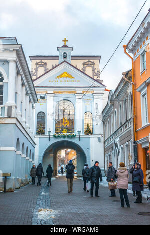 Vilnius, Lietuva - 04.01.2019: via Ausros gate (dell'alba) con la basilica della Madonna Ostrobramska a Vilnius. Il viaggio. Foto Stock