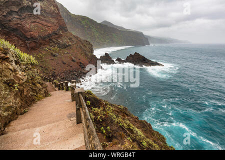 Il sentiero per la spiaggia di Playa de Nogales durante la tempesta e la pioggia con onde alte a La Palma, Spagna. Foto Stock