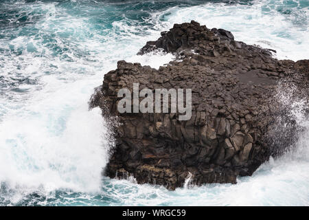 La tempesta e la pioggia con onde alte colpendo le scogliere vulcaniche a Playa de Nogales in La Palma, Spagna. Foto Stock