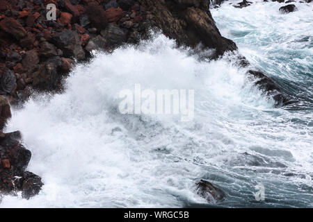 Vista dettagliata di alti spruzzi delle onde di colpire le rocce a Playa de Nogales in La Palma, Spagna. Foto Stock