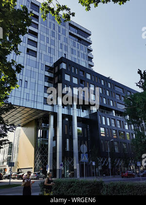 Tallinn, Estonia - 08.2019. Architettura moderna in capitale estone. Centro business grattacielo su Tallinn. Il distretto di Kesklinn. Foto Stock