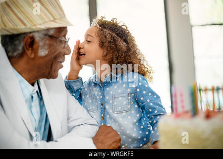 Famiglia celebra un compleanno Foto Stock