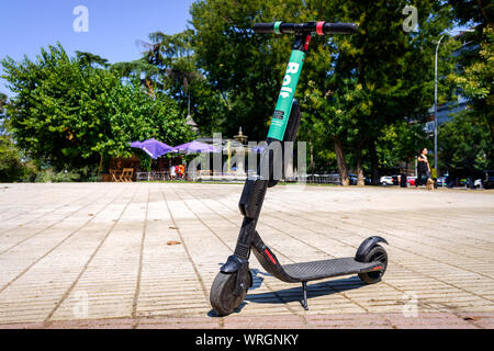 Madrid, Spagna - 25 agosto 2019: Bolte scooter elettrici in affitto, vicino a un luogo turistico di Madrid. Foto Stock