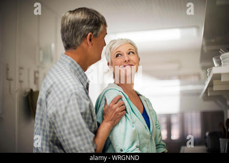 Affettuosa Coppia matura condividono un amorevole momento insieme. Foto Stock