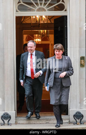 Westminster, Londra, decimo Sep 2019. DUP leader Arlene Foster e vice leader Nigel Dodds lasciare n. 10 di Downing Street in Westminster, ha detto di essere stato incontro il Primo Ministro Boris Johnson. La DUP è attualmente in un governo di coalizione con il Partito conservatore. Credito: Imageplotter/Alamy Live News Foto Stock