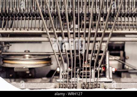 Guide metalliche, dettagli di una macchina da scrivere manuale. Vintage, vecchia tecnologia. Foto Stock