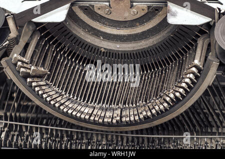 Blocco carrello con lettere in una vecchia macchina da scrivere meccanica. Close-up, apertura. Foto Stock