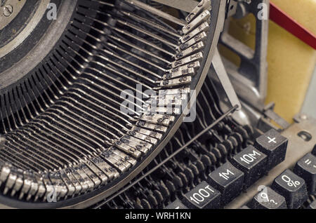 Blocco carrello con lettere in una vecchia macchina da scrivere meccanica. Close-up, apertura. Foto Stock