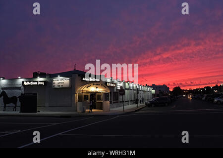 Il sole tramonta come concerto frequentatori di arrivare ad una mostra sett. 5, 2019, allo Stone Pony di Asbury Park, New Jersey. Foto Stock